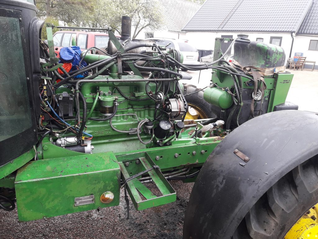 John Deere 3650 med demonterade kylare och hydraulpump